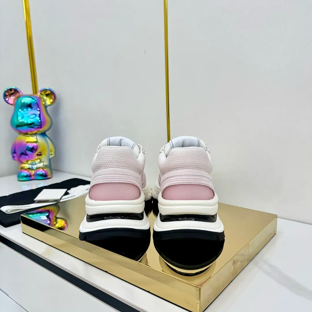 👟👟Ex-factory price 680👟👟 Upgraded version, upgraded version, upgraded version! No rebuttal accepted! ! ! ! Chanel Chanel panda shoes! 2025 counter's top casual sports shoes. This classic design; the upper is electro-embroidered with a variety of techniques; the outsole is fashionable and sporty; the unusual inclusion of a variety of color matching elements... The diversified mix and match is very good-looking and versatile, and can be used for leisure, fashion, sports, and outdoor... ꫛꫀꪝ Go➫ Materials: ❶Upper made of: original imported first-layer silk cowhide + original waterproof cloth + original first-layer cowhide ❷Inner lining: Original Yangli+Net ❸Outsole based on: Original TPU combination outsole Counter boutique packaging complete set for women 35–41 👉 👉 👉 👉